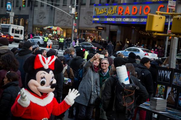 <p>Туристи си правят селфи пред Radio City Music Hall в Ню Йорк в неделя,&nbsp;20 декември 2015.</p>

<p>Photographer: Michael Nagle/Bloomberg</p>

<p>&nbsp;</p>
