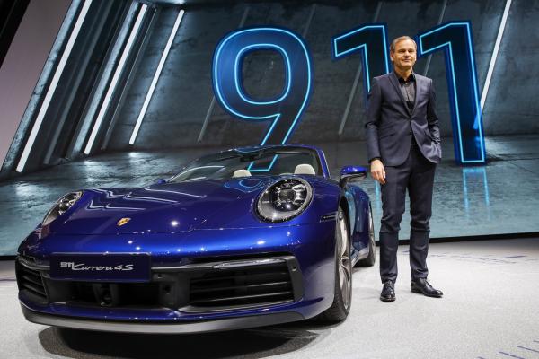 <p>Оливер Блуме, гл. изп. директор на Porsche AG пред новото Porsche 911 Carrera 4S на 89-я автосалон в Женева, Швейцария, 5 март 2019. Photographer: Stefan Wermuth/Bloomberg.</p>

<p>Премиера.</p>
