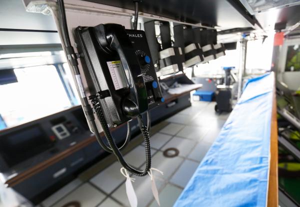 <p>Телефони на мостика на HMS Queen Elizabeth.</p>

<p>HMS Queen Elizabeth е с водоизместимост 72000т. Развива скорост от 25 възла. Има 17 палуби. Ще започне да се използва от 2020.</p>
