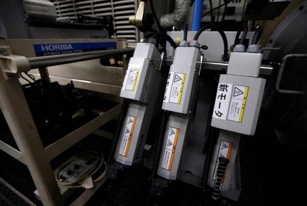 <p>Роботизирани компоненти на Horiba Ltd.</p>

<p>Газов анализатор MEXA-One в лабораторията на компанията в Киото, Япония.</p>

<p>29 септември 2015.</p>

<p>Снимка: Tomohiro Ohsumi/Bloomberg</p>
