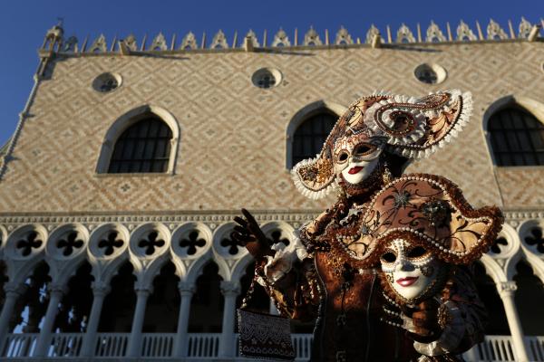<p>Костюмирани участници в карнавала във Венеция на площад Сан Марко на 5 февруари 2016.</p>

<p>Photographer: Luke MacGregor/Bloomberg</p>

<p>&nbsp;</p>
