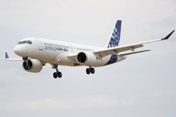 <p>Airbus A220-300 на авиошоуто във Фарнбъро. 16 юли 2018. Photographer: Simon Dawson/Bloomberg.</p>

<p>Авиоизложението, което се провежда на всеки две години, отвори врати на 16 юли и ще продължи до 22 юли.</p>

<p>Airbus започна да продава CS Series на Bombardier като ги преименува. CS100 и CS300 стават съответно А220-200 и А220-300.</p>
