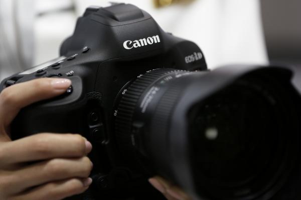 <p>Canon EOS-1D X Mark II DSLR. Нов 20,2 MP CMOS, 4К. Очакван през април за ок. 6300 щ.д. /боди и карта/. &bdquo;Поставя нов стандарт в професионалните камери&ldquo;, каза Юичи Ишизука, президент на Canon USA.</p>

<p>Photographer: Kiyoshi Ota/Bloomberg</p>
