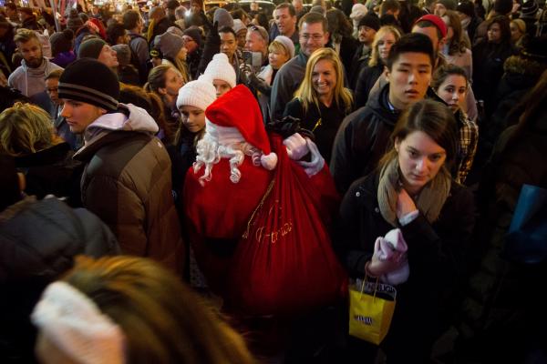 <p>Мъж в костюм на дядо Коледа се движи през тълпа пазаруващи в Rockefeller Center в Ню Йорк, САЩ в неделя, 20 декември 2015.</p>

<p>Седмичният индекс на потребителски комфорт на Bloomberg за САЩ се очаква на 24 декември.</p>

<p>Photographer: Michael Nagle/Bloomberg</p>

