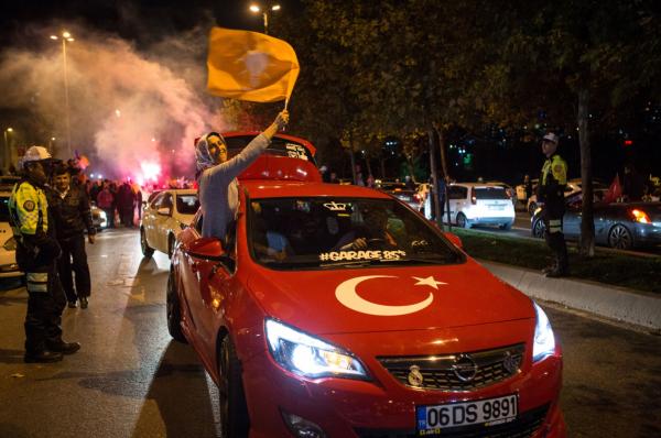 <p>Поддръжници на Партията на справедливостта и развитието празнуват победата на изборите на 1 ноември 2015 в Истанбул, Турция.<br />
Photographer: Kerem Uzel/Bloomberg</p>

<p>&nbsp;</p>
