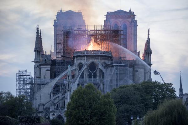 <p>Пожарът обхвана катедралата към 18:50ч местно време на 15 април. Започна от дървените части на покривната конструкция. Пламъците обхванаха бързо голяма част от покрива, изграден от дървени греди.</p>
