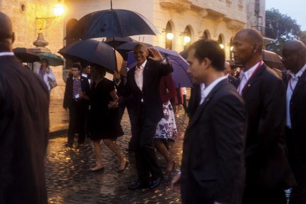 <p>Президентът на САЩ Барак Обама, заедно с дъщерите и жена си, Мишел Обама и нейната майка под проливния дъжд в Хавана на 20 март 2016.</p>

<p><a href="http://www.bloombergtv.bg/novini/2016-03-21/kak-stana-zatoplyaneto-na-otnosheniyata-sasht-kuba">Обама пристигна в Куба </a>в неделя на посещение, което се надява да сложи край на враждебната политика на САЩ към Хавана - според него безсмислена, и да прекрати едно от най-големите препятствия пред по-тясното сътрудничество в Латинска Америка.</p>

<p>Photographer: Eliana Aponte/Bloomberg</p>
