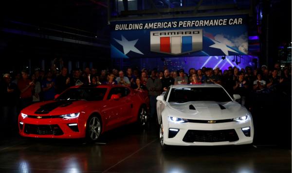 &lt;p&gt;Работниците приветстват първото 2016 Chevrolet Camaro, слязло от поточната линия на General Motors Co. (GM) в завода Ланзинг Гранд Ривър в Ланзинг, Мичиган, САЩ на 26/10/2015.&lt;/p&gt;

&lt;p&gt;&lt;br /&gt;
Photographer: Jeff Kowalsky/Bloomberg&lt;/p&gt;

&lt;p&gt;&amp;nbsp;&lt;/p&gt;
