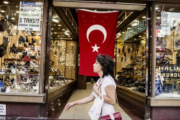 <p>Пешеходка минава край магазин за обувки в Истанбул.</p>
