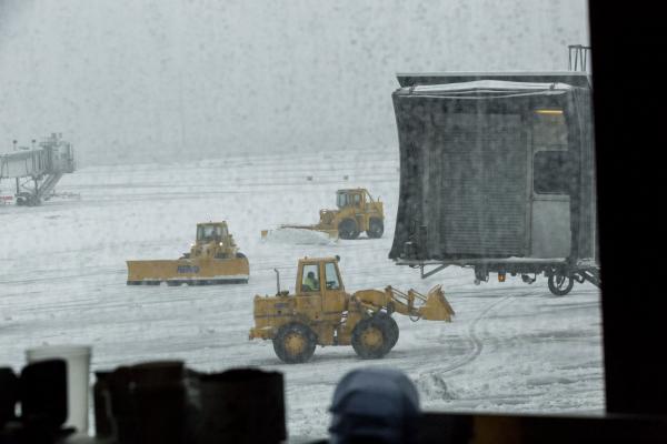<p>Почистване на снега на летище ЛаГуардия. 14 март 2017. Photographer: Jeenah Moon/Bloomberg.</p>

<p>Бурята създаде хаос за трафика в североизточните щати, където бяха отменени близо 7000 полета.<br />
Amtrak и други жп компании намалиха броя на движещите се влакове. От Делауер до Масачузетс бяха издадени предупреждения за наводнения.</p>
