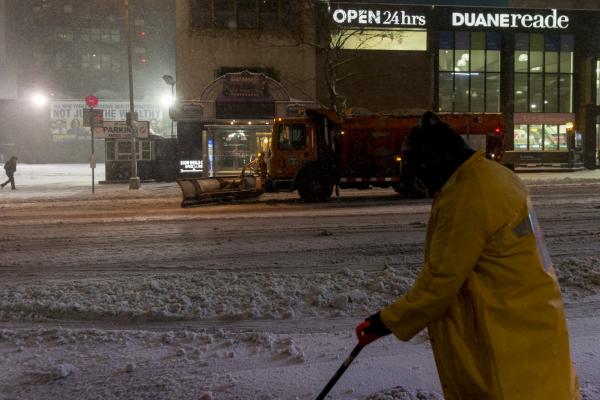 <p>Почистване на снега по улиците в Ню Йорк. 14 март 2017. Photographer: Jeenah Moon/Bloomberg.</p>

<p>Полицията във Вирджиния и Мериленд получи над 100 сигнала за катастрофи и издаде предупреждения за черен лед.</p>
