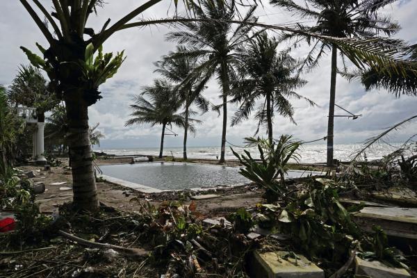 <p>Карита, провинция Бантен, Индонезия. 24 декември 2018. Photographer: Dimas Ardian/Bloomberg.</p>

<p>Най-малко 16000 души останаха без покрив и 1500 бяха ранени след като голямата вълна цунами се стовари върху бреговете на провинциите Лампунг и Бантен късно вечерта в събота, 22 декември 2018 по данни на националната агенция за борба с бедствията в Джакарта.</p>
