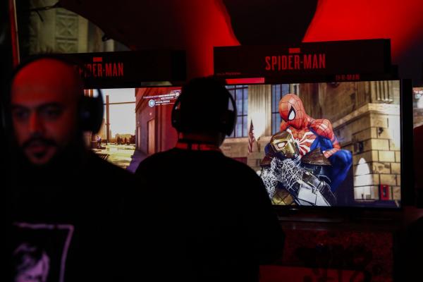 <p>Посетител на конференцията Е3 играе на SpiderMan на Sony. Лос Анджелис, Калифорния. 11 юни 2018. Photographer: Patrick T. Fallon/Bloomberg.</p>
