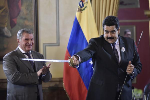 <p>Николас Мадуро, президент на Венецуела с меч, подарен му от президента на Роснефт Игор Сечин. 28 юли 2016. Каракас. Photographer: Carlos Becerra/Bloomberg.</p>
