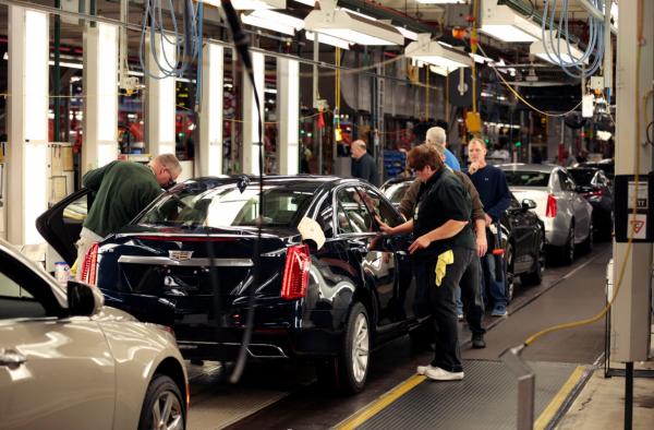 &lt;p&gt;Деби Холбрук работи по линията на Cadillac CTS на General Motors Co. (GM) в завода Ланзинг Ривър в Ланзинг, Мичиган на 26/10/2015.&lt;/p&gt;

&lt;p&gt;&lt;br /&gt;
General Motors Co. и United Auto Workers постигнаха 4-годишно споразумение, което се очаква да осигури повишение на заплащането и да избегне евентуална стачка.&lt;/p&gt;

&lt;p&gt;&lt;br /&gt;
Photographer: Jeff Kowalsky/Bloomberg&lt;/p&gt;
