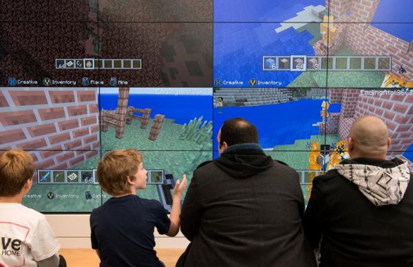 <p>Клиенти играят Minecraft на откриването на първия магазин на Microsoft Corp. в Ню Йорк.</p>

<p><br />
Photographer: Stephanie Keith/Bloomberg</p>

<p>&nbsp;</p>
