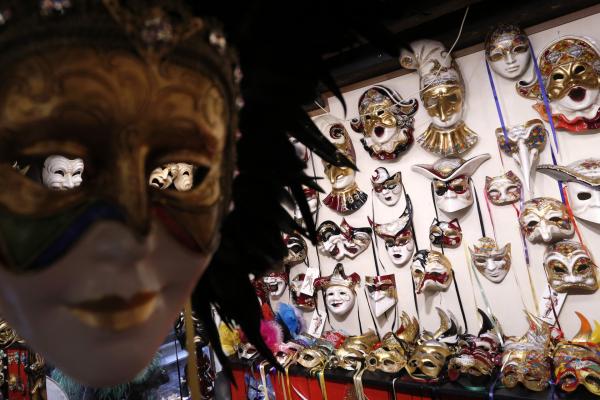 <p>Ръчно изработени маски в магазина Ca&#39;Macana по време на карнавала във Венеция, 8 февруари 2016.</p>

<p>Photographer: Luke MacGregor/Bloomberg</p>
