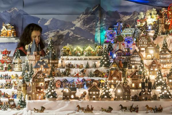 <p>Миниатюрни керамични къщички на коледния базар в Цюрих. Швейцарският франк продължи да се засилва спрямо еврото в очакване на решението на ЕЦБ на 4 декември 2015.</p>

<p>Photographer: Alessandro Della Bella/Bloomberg</p>

<p>&nbsp;</p>
