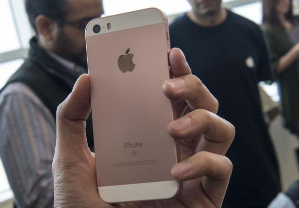 <p>Новият Apple iPhone SE след представянето му в Купертино, Калифорния в понеделник, 21 март 2016.</p>

<p>Photographer: David Paul Morris/Bloomberg</p>

<p>&nbsp;</p>
