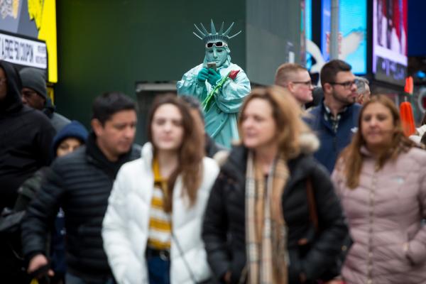 <p>Актьор в костюм на Статуята на свободата. Ню Йорк. 17 декември 2018. Photographer: Michael Nagle/Bloomberg.</p>

<p>Президентът Тръмп не е склонен да подкрепи мярка за спиране на разходите за 1-2 седмици, за да предотврати евентуално затваряне на правителството след празниците, според запознат с планирането в Белия дом, цитиран от Bloomberg.</p>
