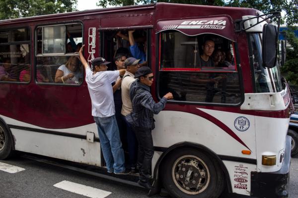 <p><br />
Жителите на Каракас висят от препълнен автобус след като метрото спря заради режим на тока. Каракас, Венецуела. 31 юли 2018. Photographer: Manaure Quintero/Bloomberg<br />
Министърът на електричеството на Венецуела Луис Мота каза в туит, че спирането на тока засяга 80% от Каракас.</p>
