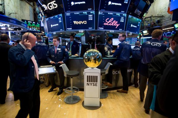 <p>Трейдъри на борсата в Ню Йорк /NYSE/. 11 юни 2018. Photographer: Michael Nagle/Bloomberg.</p>
