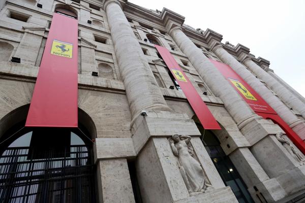 <p>Логото на Ferrari SpA на фасадата на Borsa Italiana, италианската фондова борса преди церемонията за пускането на акциите на компанията в Милано на 4 януари 2016.</p>

<p>Photographer: Alessia Pierdomenico/Bloomberg</p>
