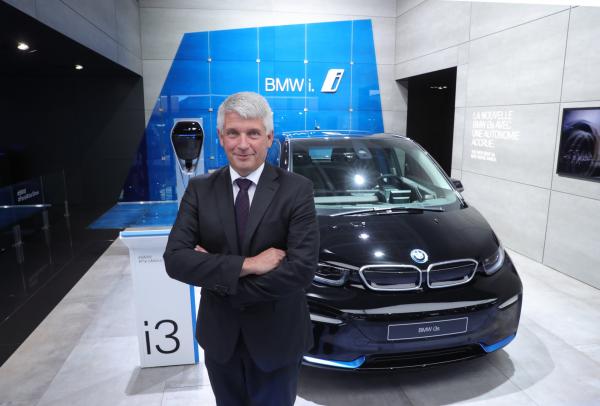 <p>Стефан Юрашек, вицепрезидент на BMW пред BMW i3&nbsp; на автосалона в Париж, 3 октомври 2018. Photographer: Marlene Awaad/Bloomberg.</p>

<p>BMW &bdquo;ще бъде принуден да прави коли в Холандия&rdquo;, каза директорът Харалд Крюгер по време на автосалона. &bdquo;Ако няма решение, и двете страни ще загубят&rdquo;.</p>
