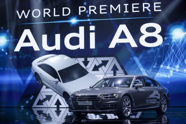 <p>Audi A8 на световната премиера в Барселона, Испания, 11 юли 2017. Photographer: Pau Barrena/Bloomberg.</p>

<p>Audi пусна А8, обявена за най-модерната автономна кола на пазара, въпреки предупрежденията в индустрията, че системата, позволяваща на шофьора да отдели очи от пътя за по-дълъг период е опасна, съобщава <a href="https://www.ft.com/content/973f2f5c-6649-11e7-8526-7b38dcaef614" target="_blank">FT</a>.</p>

<p>Моделът е проектиран от новия дизайнер на Audi Марк Лихте.</p>

