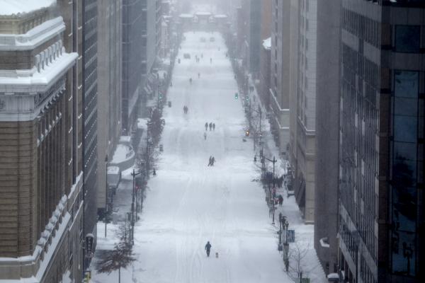 <p>Трафикът във Вашингтон бе спрян на 23 и 24 януари заради обилния снеговалеж.</p>

<p>Най-малко 215 000 домакинства останаха без електричество, над 8 800 полети бяха отменени. Загинаха повече от 1 души.</p>

<p>Photographer: Andrew Harrer/Bloomberg</p>
