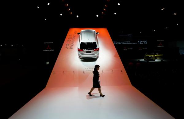 <p>Спортният SUV Outlander PHEV на Mitsubishi Motors Corp. на автосалона в Токио /Tokyo Motor Show/. Photographer: Tomohiro Ohsumi/Bloomberg</p>
