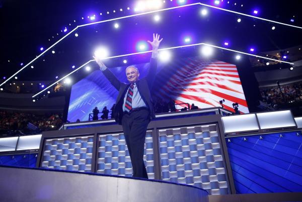 <p>Сенатор Тим Кейн бе подкрепен от делегатите на конгреса на демократите за официален кандидат за вицепрезидент. Изборът от миналия петък на Хилъри Клинтън бе подкрепен с овации от аудиторията в третия ден от конгреса.</p>

<p>Филаделфия, 27 юли 2016.</p>

<p>Photographer: Andrew Harrer/Bloomberg</p>
