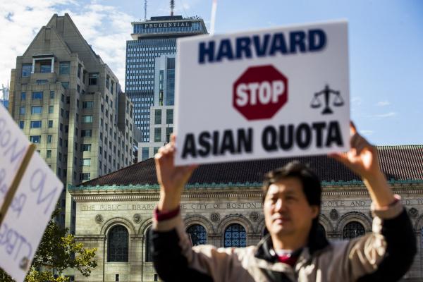 <p>Стотици демостранти протестираха в неделя, 14 октомври в Бостъп срещу практиките за прием в Харвардския университет.<br />
В същото време около 100 души участваха в контрапротест, много от тях настоящи студенти или слушители на Харвард.</p>
