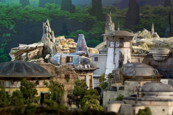 <p>Модел на тематичния парк на Disney, Star Wars: Galaxy&#39;s Edge, показан на D23 Expo 2017, Анахайм, Калифорния, 15 юли, 2017. Photographer: Patrick T. Fallon/Bloomberg.</p>
