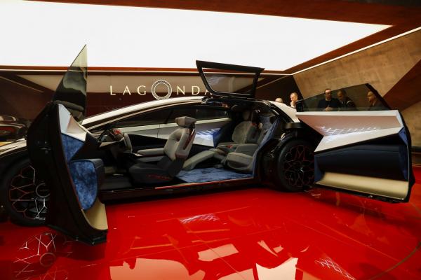 <p>Aston Martin Lagonda. Автосалон Женева, Швейцария. 6 март 2018. Photographer: Chris Ratcliffe/Bloomberg.</p>

<p>&ldquo;Lagonda Vision Concept е планът ни за съживяване на великия бранд&rdquo;, каза президентът и гл. изпълнителен директор на Aston Martin Енди Палмър.</p>

<p>&ldquo;Нова е нова луксозна кола от първите ни 100% електрически луксозни автомобили.&rdquo;</p>
