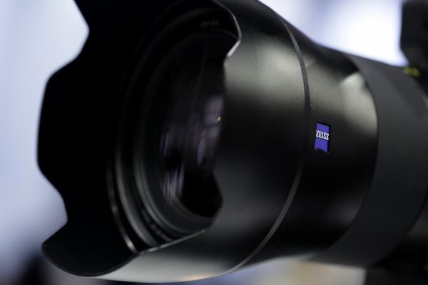 <p>Обектив Zeiss Otus 28mm f/1.4 Apo Distagon T* lens.</p>

<p>Photographer: Kiyoshi Ota/Bloomberg</p>
