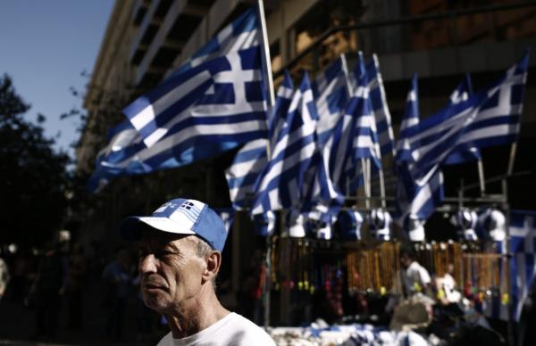 <p>Правителството на Гърция смята, че до събота може да постигне споразумение с кредиторите по спорните въпроси. В неделя ще има телеконферентна връзка на работна група на Еврогрупата, на която се очаква одобрение на транша от 2 млрд евро. Средствата може да бъдат одобрени на 16 ноември.</p>

<p>Photographer: Kostas Tsironis/Bloomberg</p>
