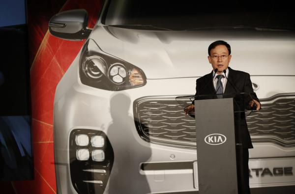 <p>Сун Хо Хван, изпълнителен вицепрезидент на ИТ центъра на Hyundai Motor Group на CES 2016.<br />
Photographer: Patrick T. Fallon/Bloomberg</p>

<p>&nbsp;</p>
