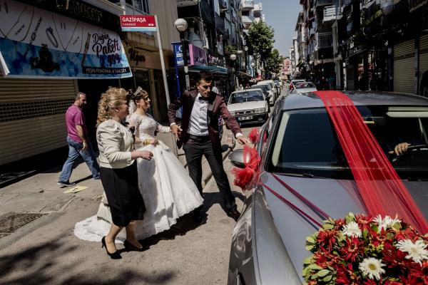 <p>Младоженци в центъра на Истанбул.</p>
