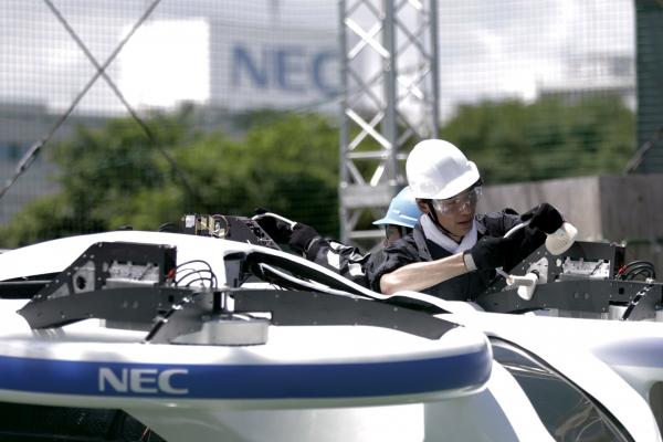 <p>Прототип на летящата кола на NEC Corp. по време на демонстрация в завода на компанията в Абико, Чиба, Япония Снимка:&nbsp;Kiyoshi Ota/Bloomberg</p>

