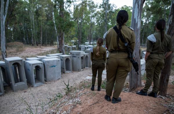 <p>Израелските войници тренират за нападения от Хамас в тунелите на границата между Израел и ивицата Газа, учейки как да преодоляват клаустрофобията си &ndash; сами и в екип.</p>
