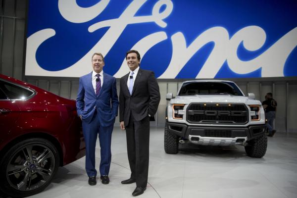 <p>Марк Фийлдс, изпълнителен директор и <u><strong><a href="http://www.bloombergtv.bg/analizi/2016-01-13/biznes-modelat-na-ford-shte-bade-razlichen-sled-10g">Бил Форд</a></strong></u>, председател на борда на Ford Motor Co., пред Ford Fusion Sport и Ford F-150 Raptor на автосалона в Детройт, на 11 януари 2016.</p>

<p>Ford Motor Co. показа одобреното си семейство 2017 Fusion като премахна стила Aston Martin, който го направи хит преди четири години и го замени с по-спортна визия и повече мощ, за да увеличи продажбите.</p>

<p>Photographer: Andrew Harrer/Bloomberg</p>
