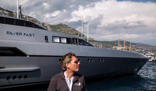 &lt;p&gt;Луксозната суперяхта &lt;strong&gt;Silver Fast&lt;/strong&gt;, построена от Silveryachts, на котва в пристанището по време на изложението на луксозни яхти в Монако - Monaco Yacht Show (MYS) в Порт Еркюл, Монако в сряда, 23 септември 2015.&lt;/p&gt;

&lt;p&gt;Снимка: Balint Porneczi/Bloomberg&lt;/p&gt;
