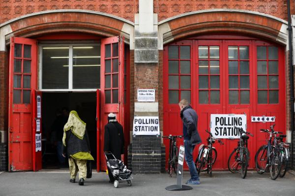 <p>Избиратели отиват да гласуват в изборна секция в Старата пожарна. Стоук Нюингтън, Лондон. 8 юни 2017. Photographer: Chris Ratcliffe/Bloomberg.</p>
