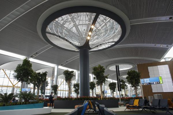 <p>Авиокомпаниите, начело с Turkish Airlines ще се преместят от летище Ататюрк и ще започнат да летят там в края на декември 2018.</p>
