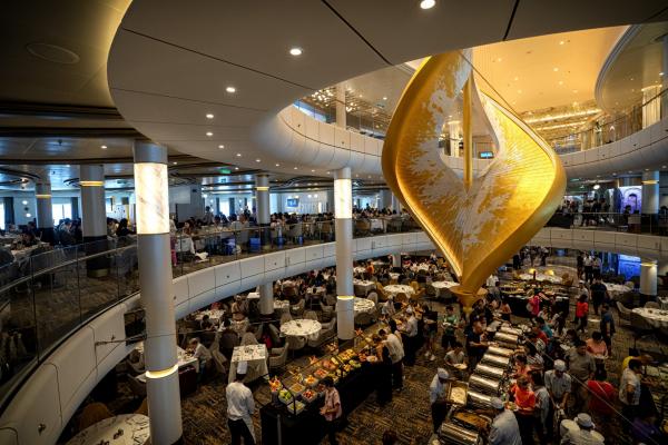 <p>Гостите в основния ресторант на борда на Spectrum of the Seas, 21 май 2019. Сингапур. Photographer: Bryan van der Beek/Bloomberg</p>
