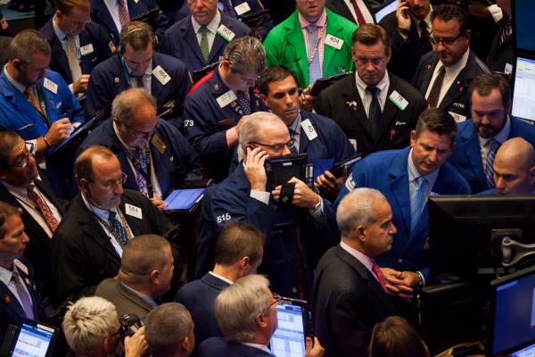 <p>Трейдърите в Нюйоркската фондова борса. NYSE, Ню Йорк, 23 септември 2016.</p>

<p>Инвеститорите се чудят дали американските акции не се повишиха твърде много и твърде бързо, след като ралито,&nbsp; предизвикано от оптимизма на централната банка вдигна S&amp;P 500 до най-добрия седмичен резултат в последните 2 месеца.</p>

<p>Photographer: Michael Nagle/Bloomberg</p>
