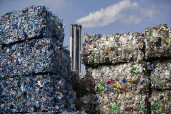 <p>Пресовани пластмасови отпадъци, приготвени за рециклиране в център за обработка на отпадъци в Холандия. Photographer: Jasper Juinen/Bloomberg.</p>
