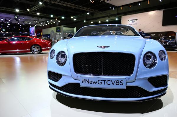 &lt;p&gt;Луксозно Bentley GTCV8S, произведено от Bentley Motors Ltd., луксозният бранд на Volkswagen AG (VW) на автосалона в Дубай.&lt;/p&gt;

&lt;p&gt;Изложението се провежда от 10 до 14 ноември 2015.&lt;/p&gt;

&lt;p&gt;Photographer: Jasper Juinen/Bloomberg&lt;/p&gt;

&lt;p&gt;&amp;nbsp;&lt;/p&gt;
