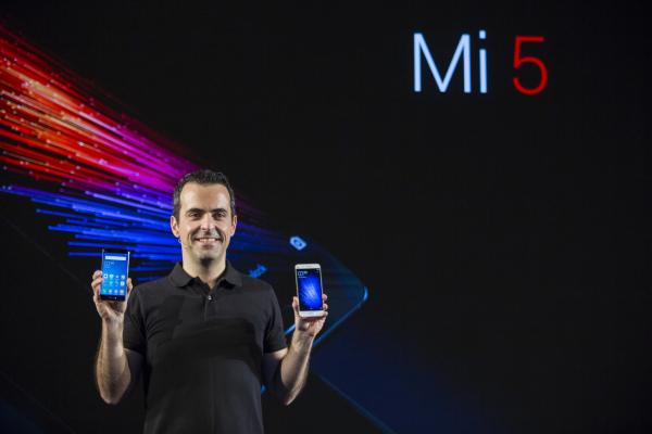 <p>Вицепрезидентът Операции на Xiaomi Corp. Хюго Бара показва новият модел Mi5 в Делхи на 31 март 2016.</p>

<p>Photographer: Prashanth Vishwanathan/Bloomberg</p>
